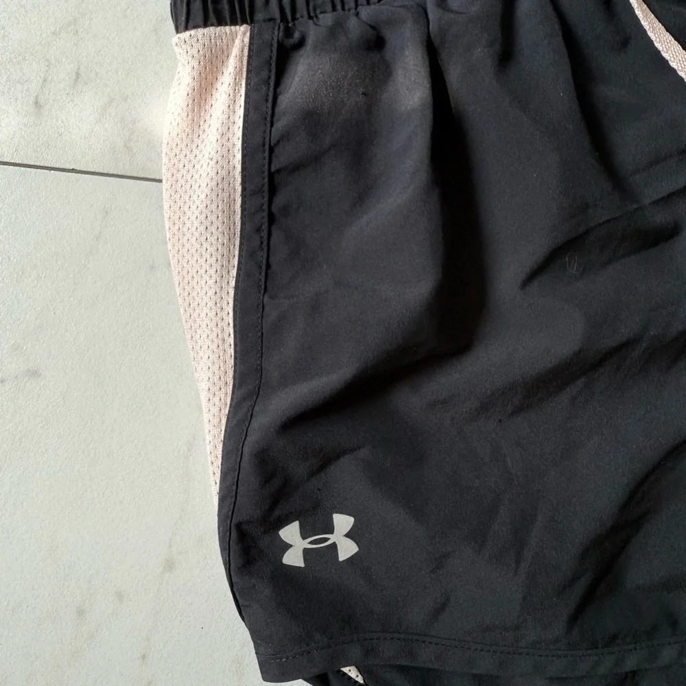UNDER ARMOR 🖤🩷 women’s black and pink running shorts size small - Picture 2 of 7
